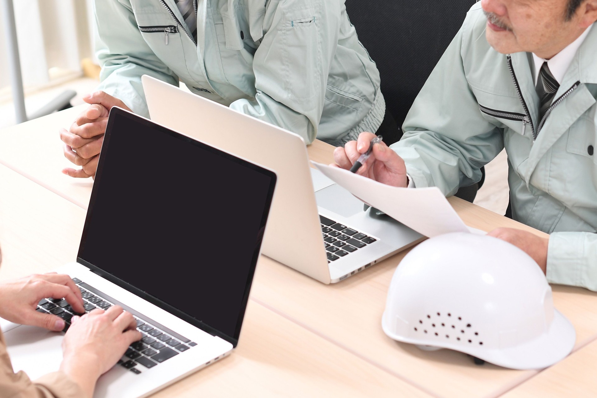 Asian male and female businesspeople having a meeting while wearing work clothes